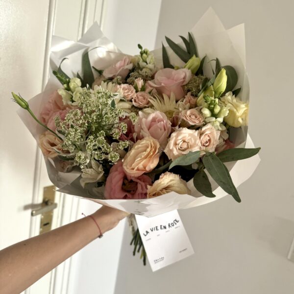 ramo de flores rosadas con rosas